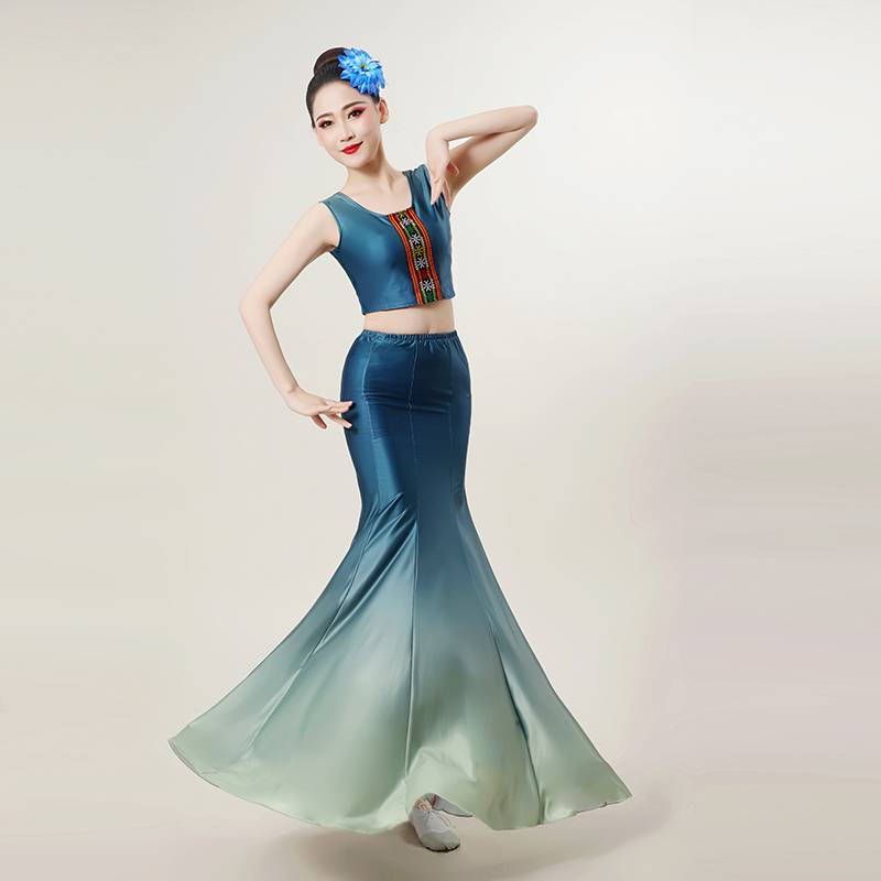 It's just this green and green, eight 360-degree skirts and two shoulders